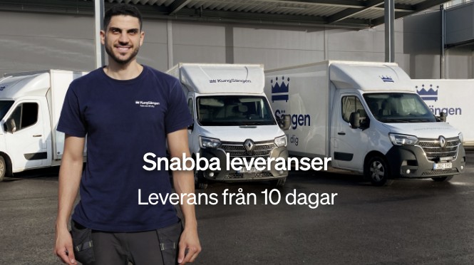 KungSängens leveransbilar framför fabrik med glad kille som står framför bilarna KungSängens leveransbilar framför fabrik med glad kille som står framför bilarna